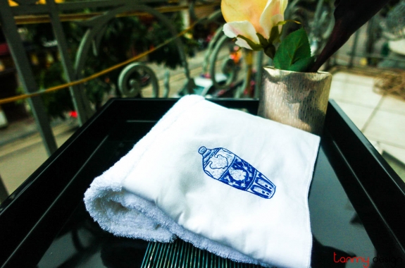 Embroidered towel - Small size 40x60cm - blue vase
